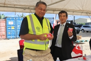 令和3年度緊急無償資金協力による鯖の缶詰の引渡式実施