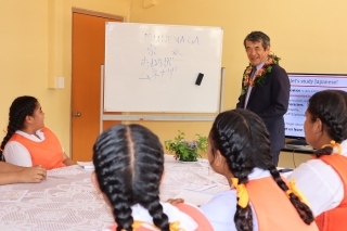 Ambassador MUNENAGA volunteered to teach the Japanese language class